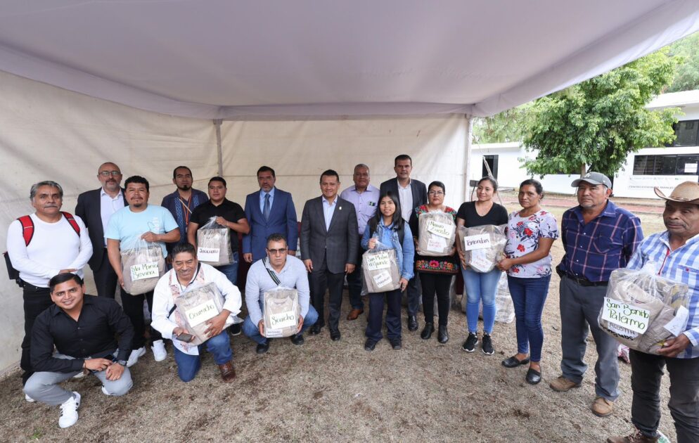 Entrega Gobierno estatal uniformes a kuarichas de autogobiernos