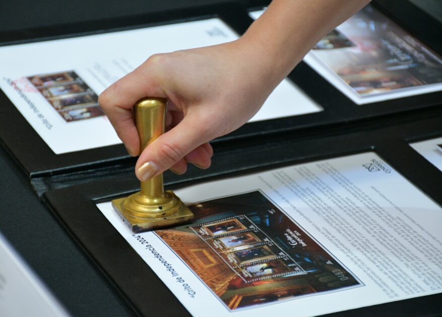 Correos de México y Secum lanzan timbre postal conmemorativo del Grito de Independencia