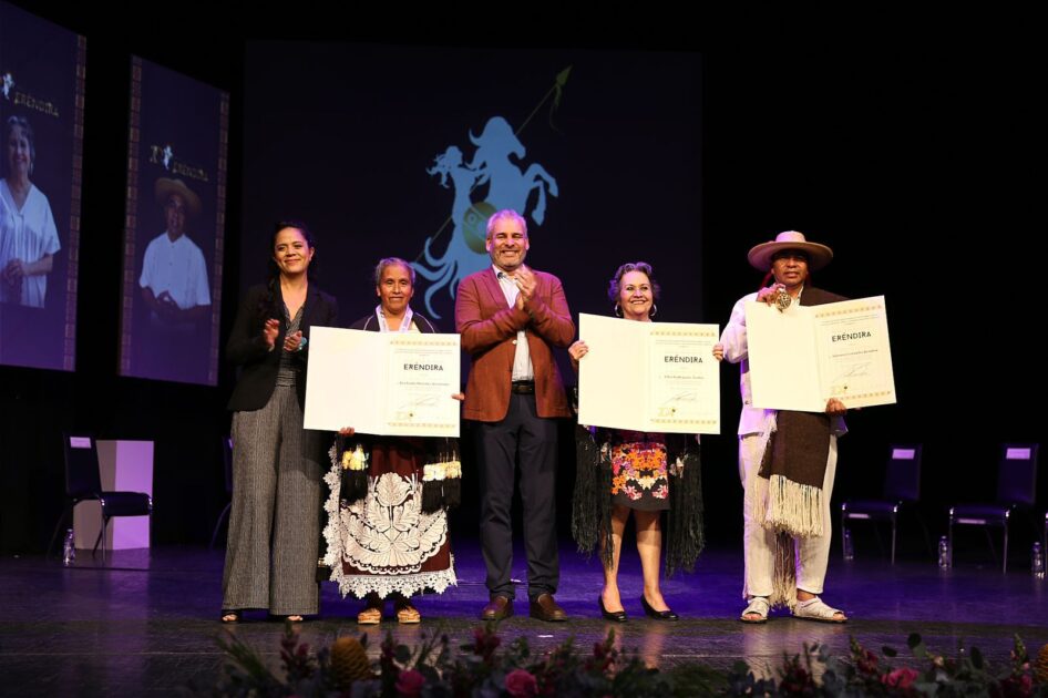 Reconoce Michoacán sus raíces y tradiciones; entrega Bedolla Premio Estatal de las Artes Eréndira