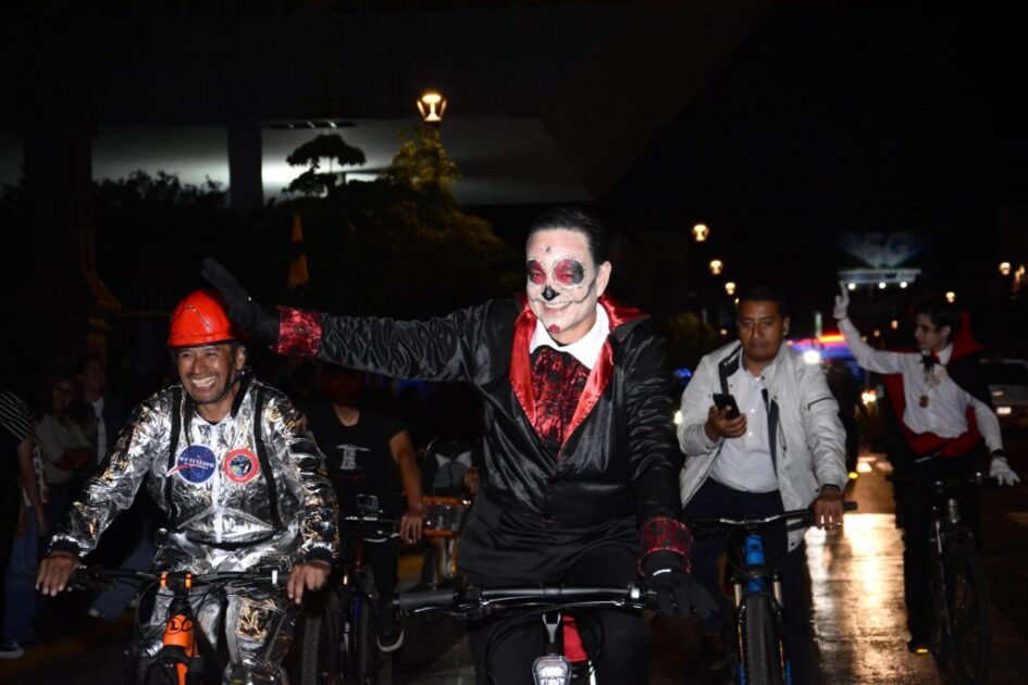 Más de 600 Participantes en la Noche Rodada de Muertos en Zamora