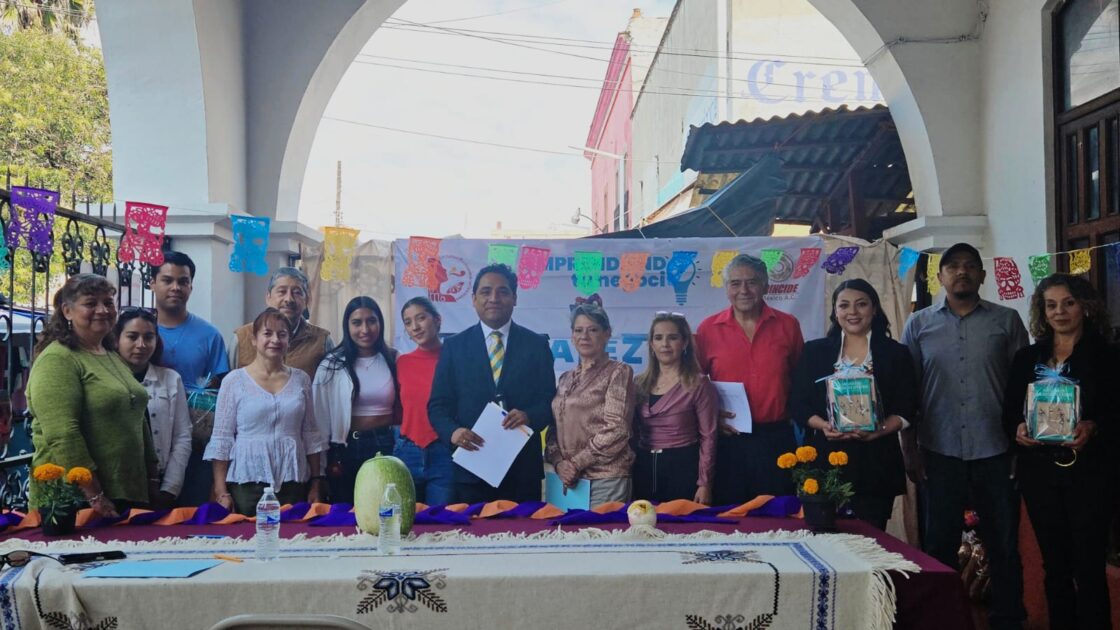 yde González Arias entrega reconocimiento a Daniela Arriaga Navarrete, ganadora del Certamen de Oratoria en Michoacán.