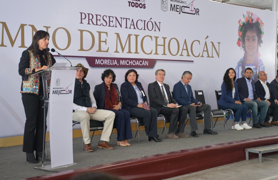 Primera interpretación del Himno de Michoacán en escuelas