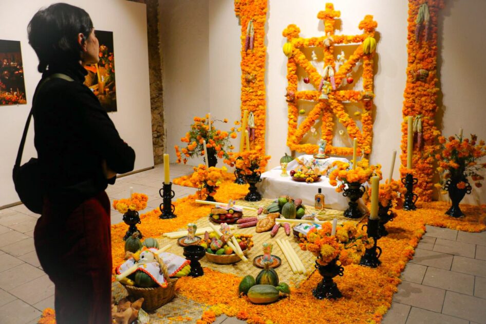 Altar de muertos de Michoacán en el Museo Pedro Coronel, decorado con flores y velas, representa la tradición de la ribera del lago de Pátzcuaro.