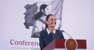 Claudia Sheinbaum en conferencia, abordando medidas arancelarias propuestas por Donald Trump y temas de migración y comercio.