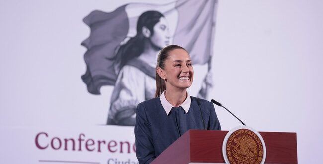 Claudia Sheinbaum en conferencia, abordando medidas arancelarias propuestas por Donald Trump y temas de migración y comercio.