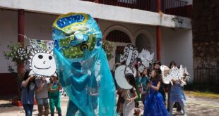 Presentación del Colectivo Cultural Janhaskua en una comunidad cerca del Lago de Pátzcuaro.