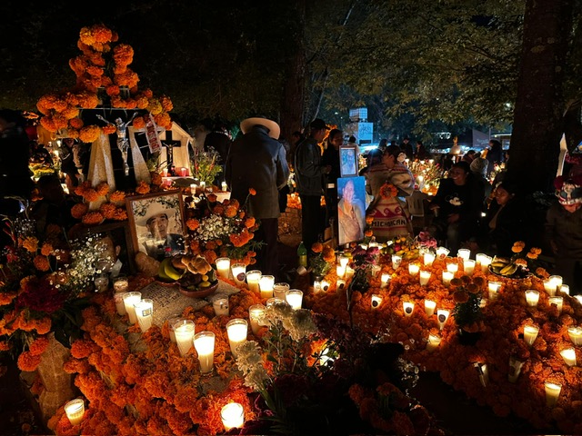 La Tradición de la Noche de Muertos Atrae al Mundo a Michoacán
