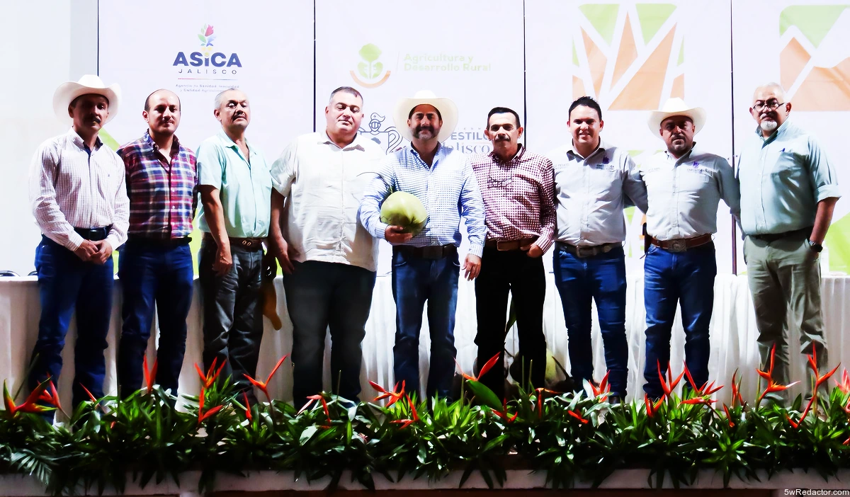 Reunión de productores y expertos durante el anuncio del plan de sanidad agroalimentaria en Jalisco.