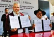 Firma de convenio entre el gobernador Alfredo Ramírez Bedolla y Adelfo Regino Montes del INPI en Pátzcuaro.