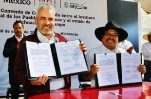Firma de convenio entre el gobernador Alfredo Ramírez Bedolla y Adelfo Regino Montes del INPI en Pátzcuaro.