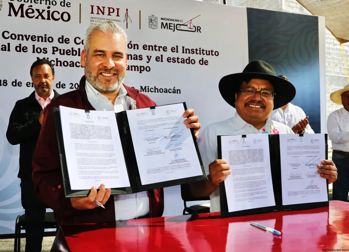 Firma de convenio entre el gobernador Alfredo Ramírez Bedolla y Adelfo Regino Montes del INPI en Pátzcuaro.