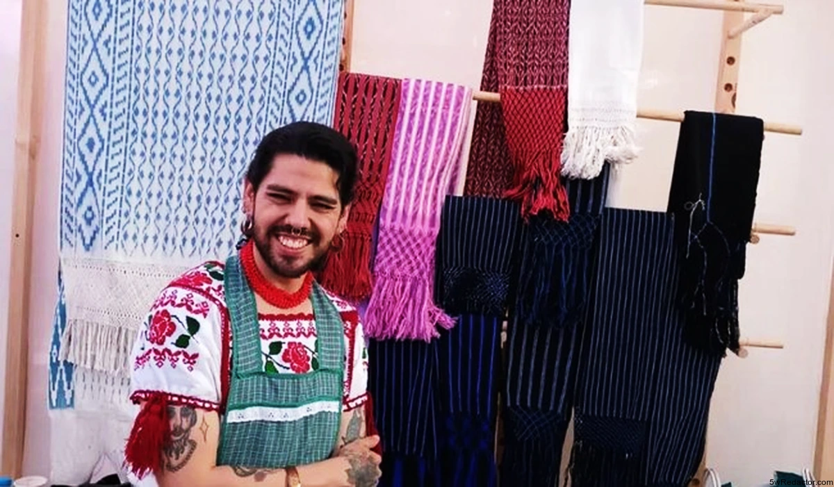 Jaime Antonio Ferreira trabajando en el telar de cintura, creando un rebozo jaspeado.