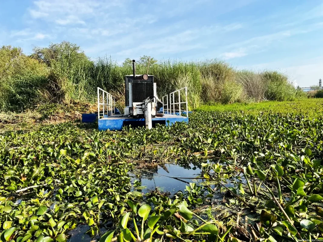 Trabajos de limpieza en el manantial de La Mintzita con maquinaria acuática multifuncional en Michoacán