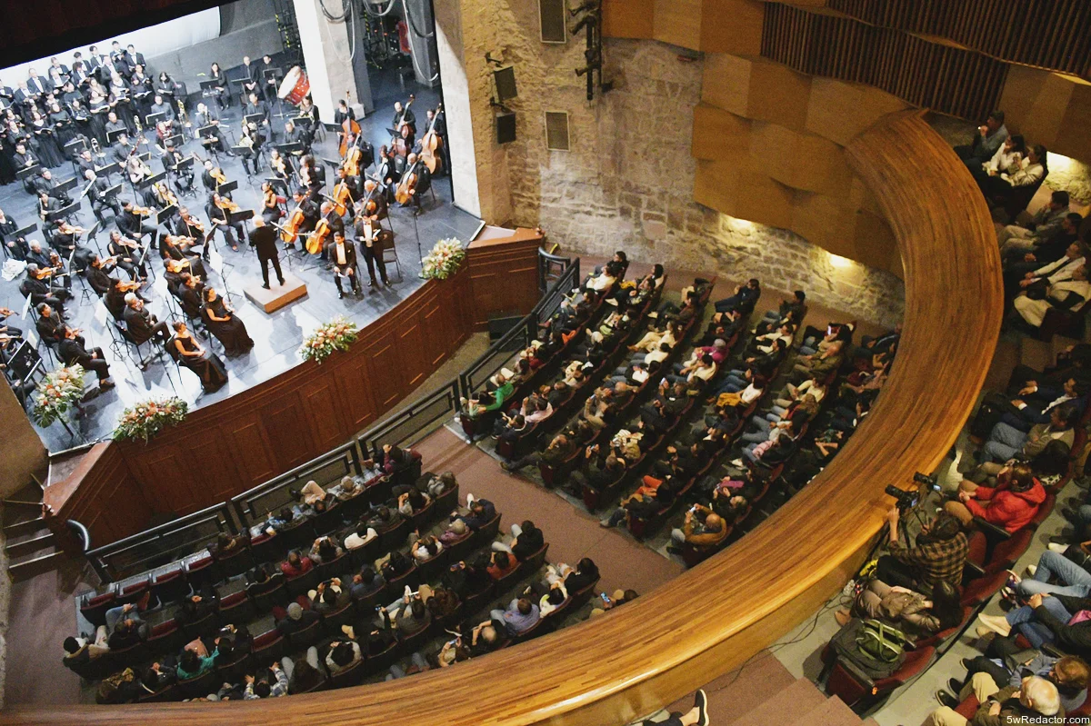 La Orquesta Sinfónica de Michoacán durante una presentación en el Teatro Melchor Ocampo.