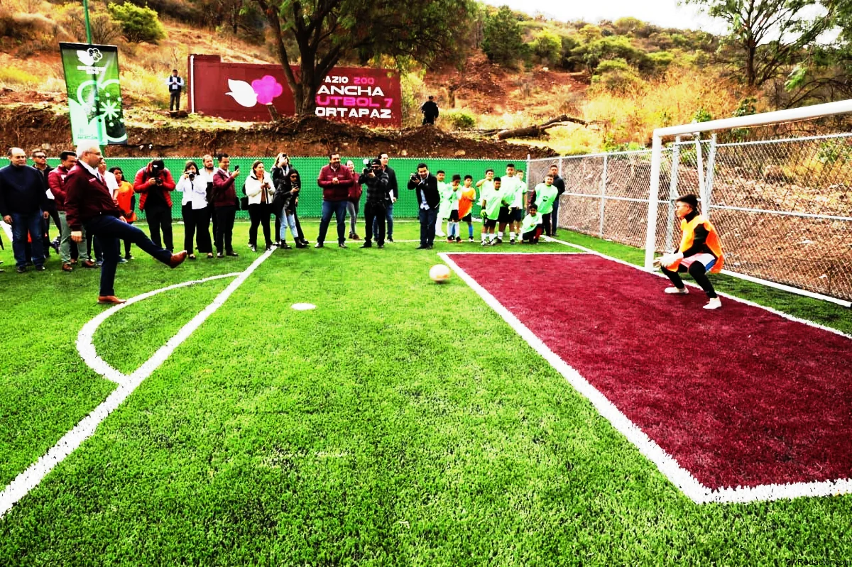 Inauguración de cancha de fútbol 7 en Tarímbaro como parte de la estrategia de prevención del delito en Michoacán.