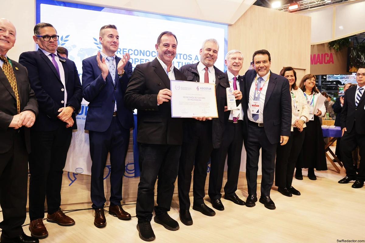 Gobernador Alfredo Ramírez Bedolla recibiendo reconocimiento en Fitur 2025.