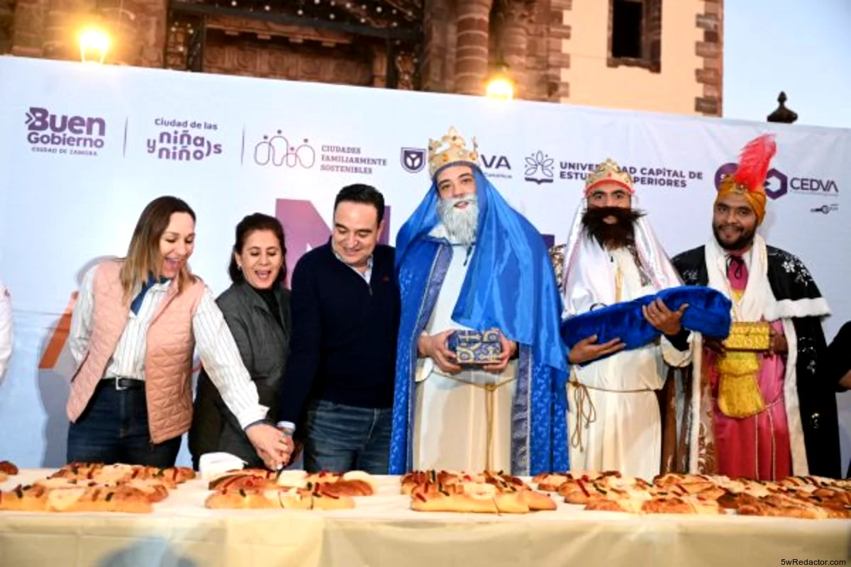 El Presidente Municipal de Zamora Carlos Soto partiendo la rosca de reyes