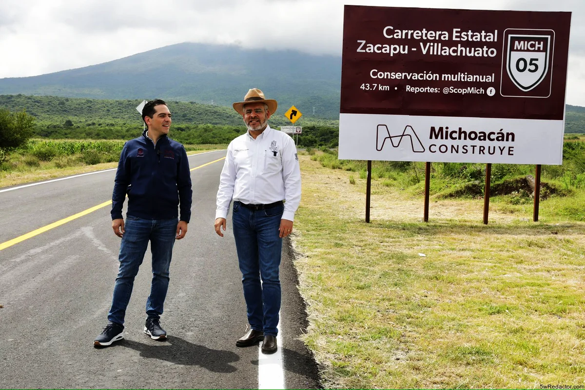 Gobernador Alfredo Ramírez Bedolla supervisando obras en carretera de Michoacán.