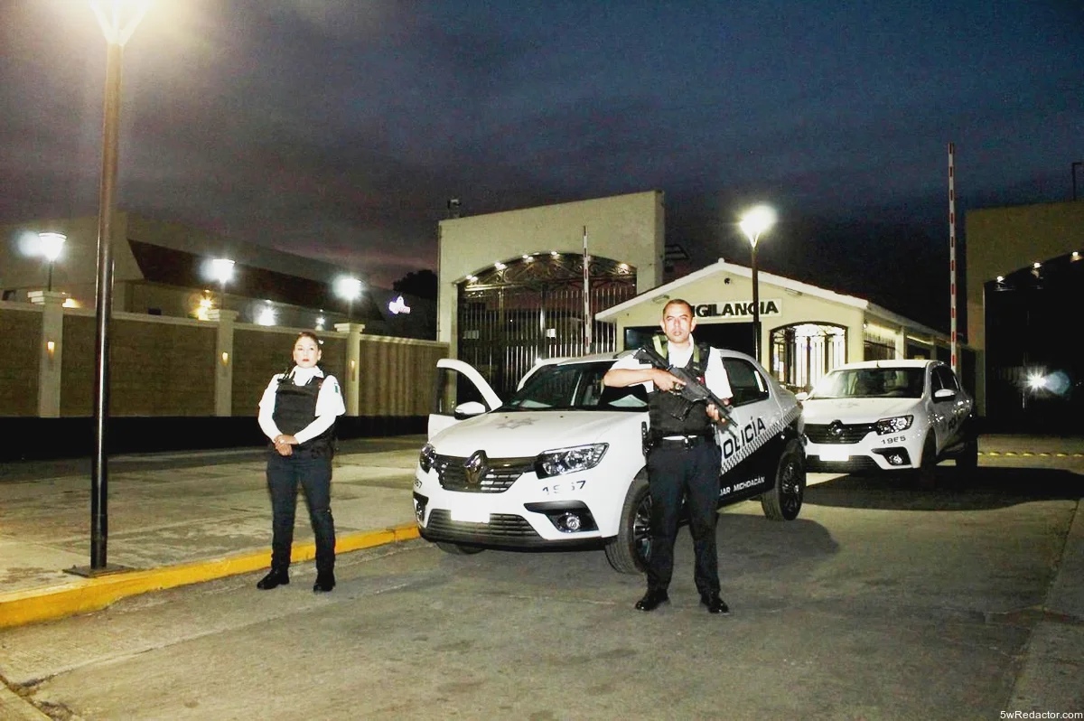 Policía Auxiliar en patrullaje nocturno en empacadora de aguacate en Uruapan.