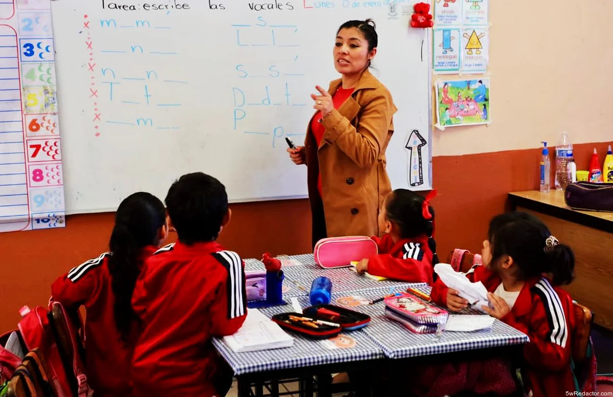 Niños en un aula durante el ciclo escolar