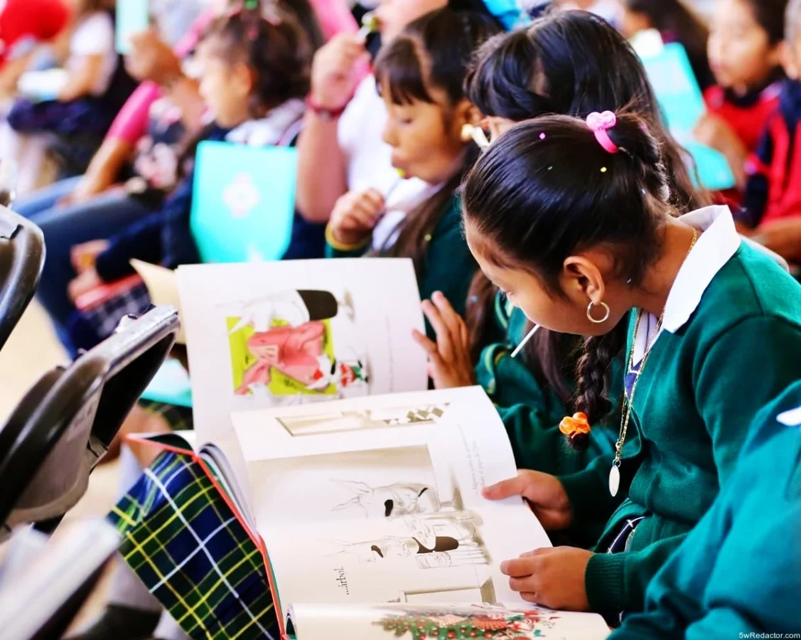 Estudiantes de telesecundarias rurales recibiendo libros del programa "En Michoacán se Lee".