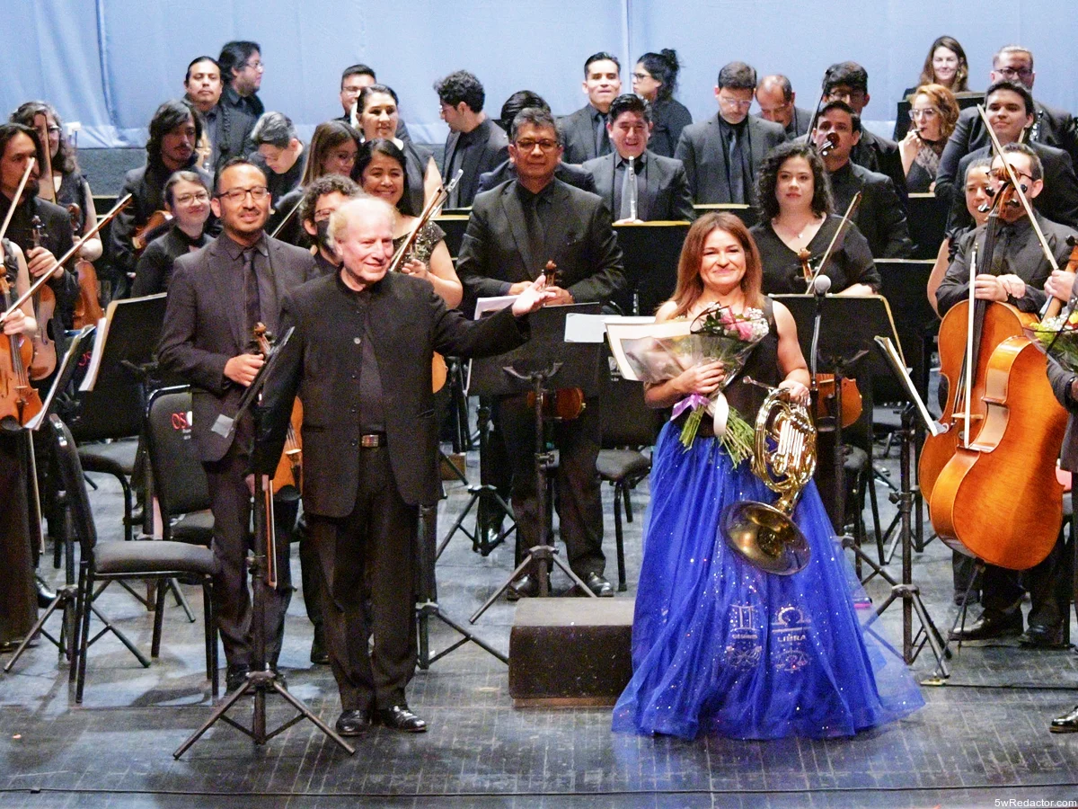 El director Enrique Arturo Diemecke en acción durante el concierto de OSIDEM