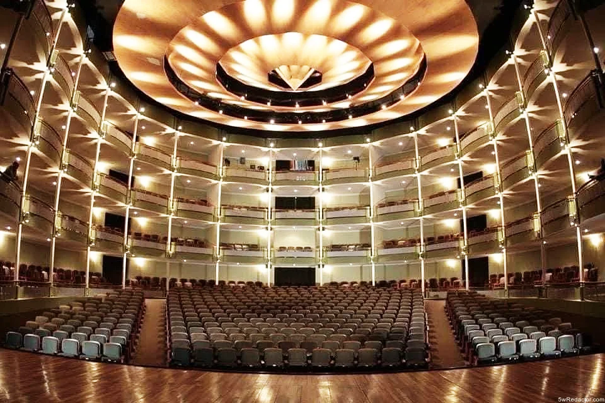 nterior del Teatro Obrero con asistentes disfrutando de una función