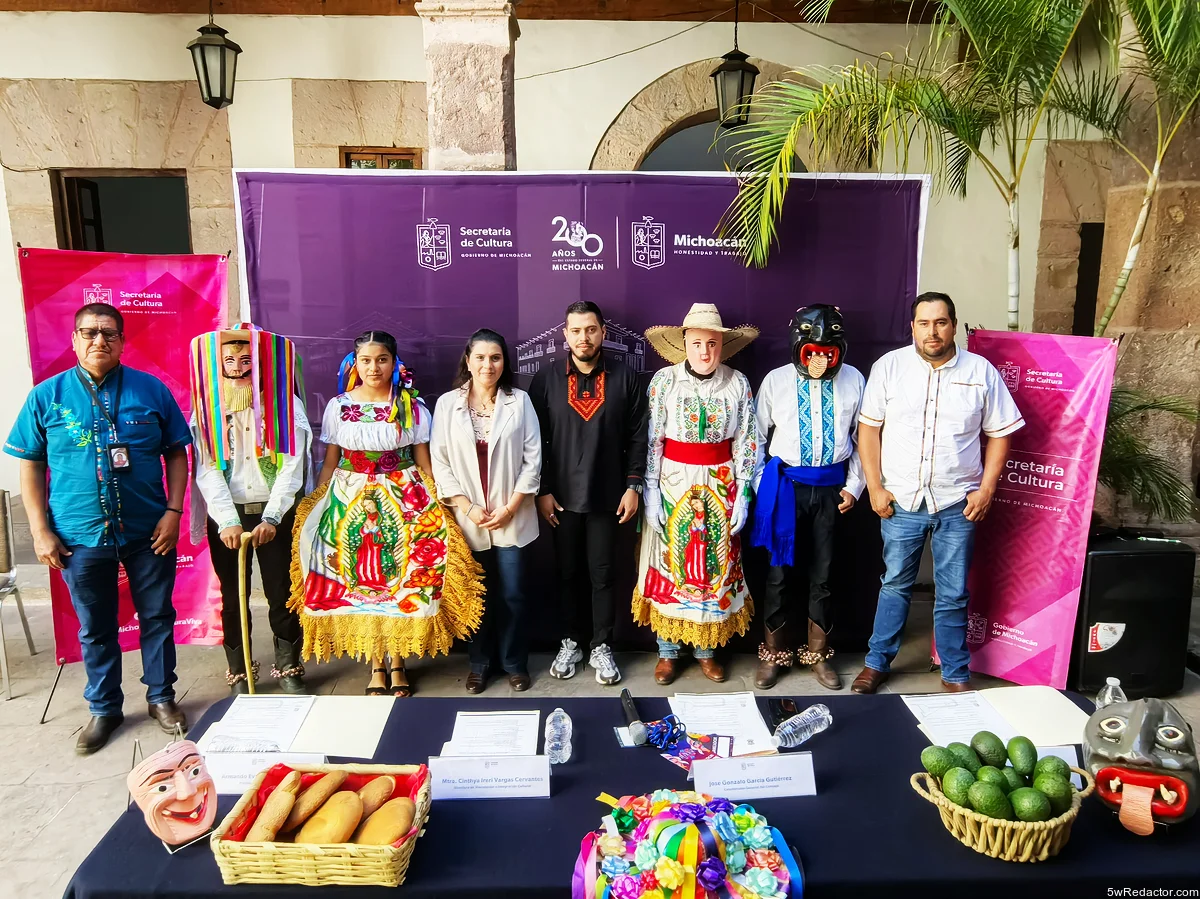 Artesanos locales en la feria del Atole durante el Nuevo Zirosto 73 aniversario