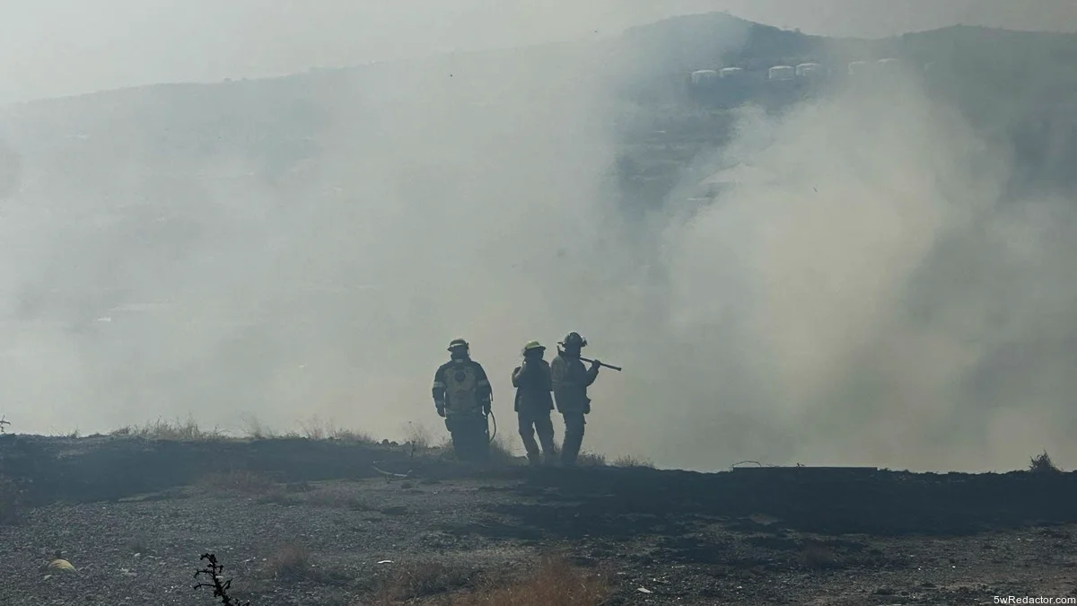 Personal de PROEPA inspeccionando el área afectada por el incendio en el relleno sanitario Los Laureles.