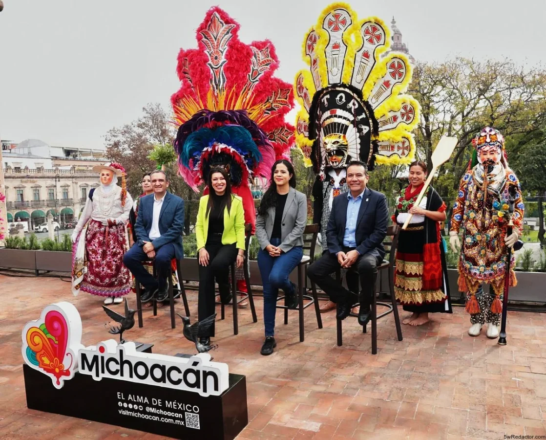 Autoridades y representantes culturales en la rueda de prensa del K’uínchekua 2025 en Tzintzuntzan.