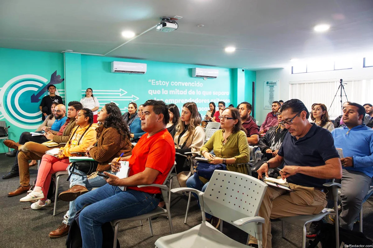 Personas participando en una sesión de capacitación de Desafío Emprendedor