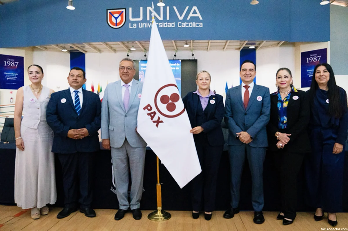 "Ceremonia de entrega de la Bandera de la Paz en UNIVA Zamora con presencia de autoridades