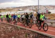 Participantes en carrera ciclista en el bulevar Martí Mercado