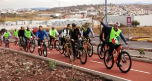 Participantes en carrera ciclista en el bulevar Martí Mercado