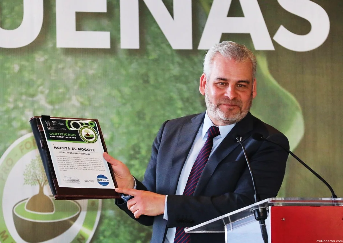 Gobernador Bedolla en evento de certificación ambiental en Morelia.