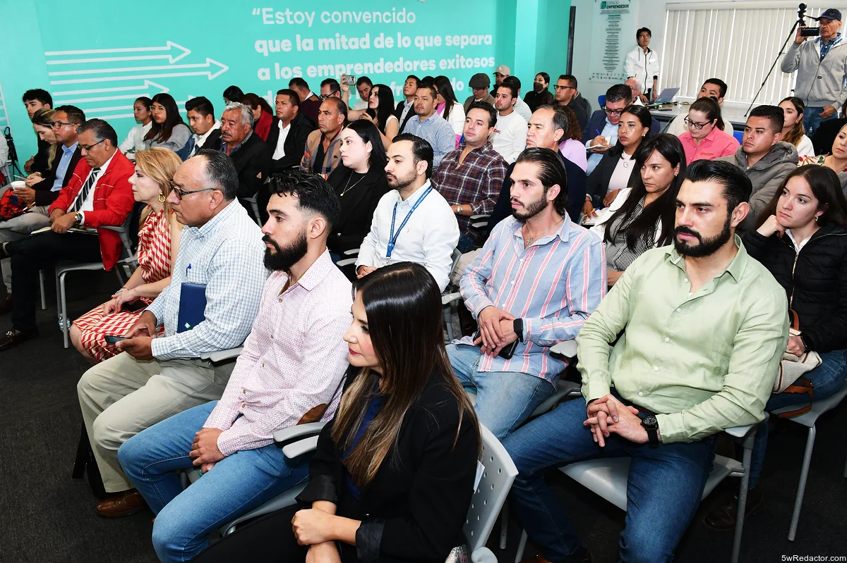 Emprendedores compartiendo ideas en la reunión de trabajo regional de Sedeco