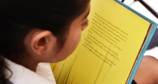 Adolescente leyendo 'Mary Jo' y reflexionando sobre el amor.