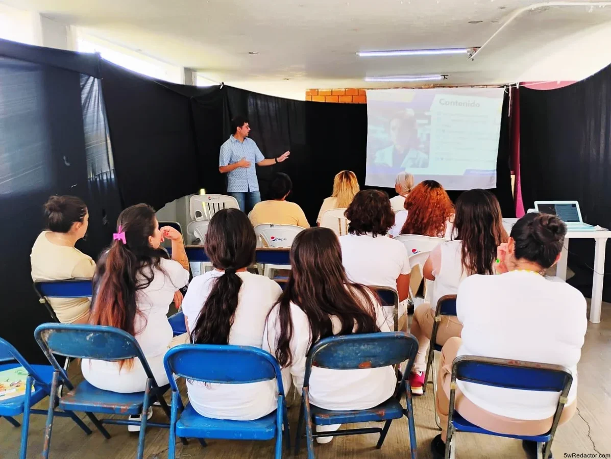 Mujeres privadas de la libertad interactuando en la feria de la ciencia.