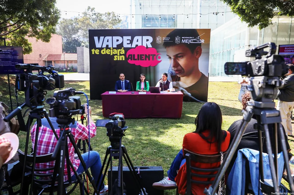 Funcionarios de Salud de Michoacán en conferencia de prensa sobre la campaña contra vapeo