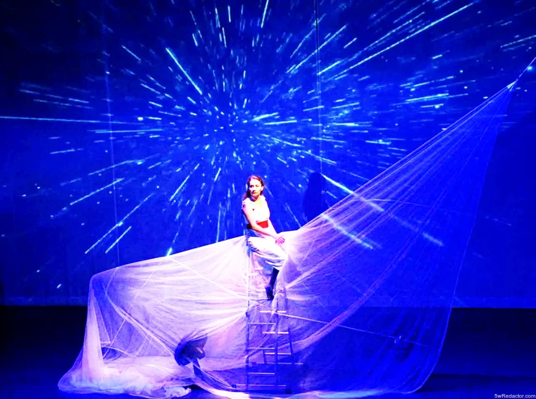 Imagen de artistas trabajando en un taller creativo, representando la colaboración en las Colectivas Artísticas.