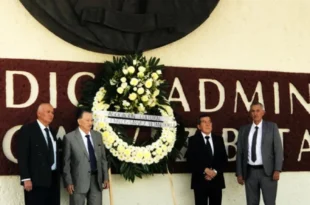Imagen de ofrendas florales en homenaje a Carlos Gálvez Betancourt.