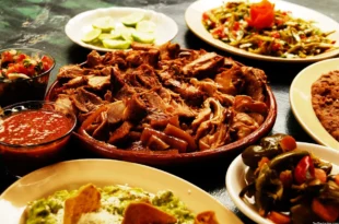 Imagen de un plato de carnitas michoacanas, mostrando la jugosidad y el color dorado de la carne.