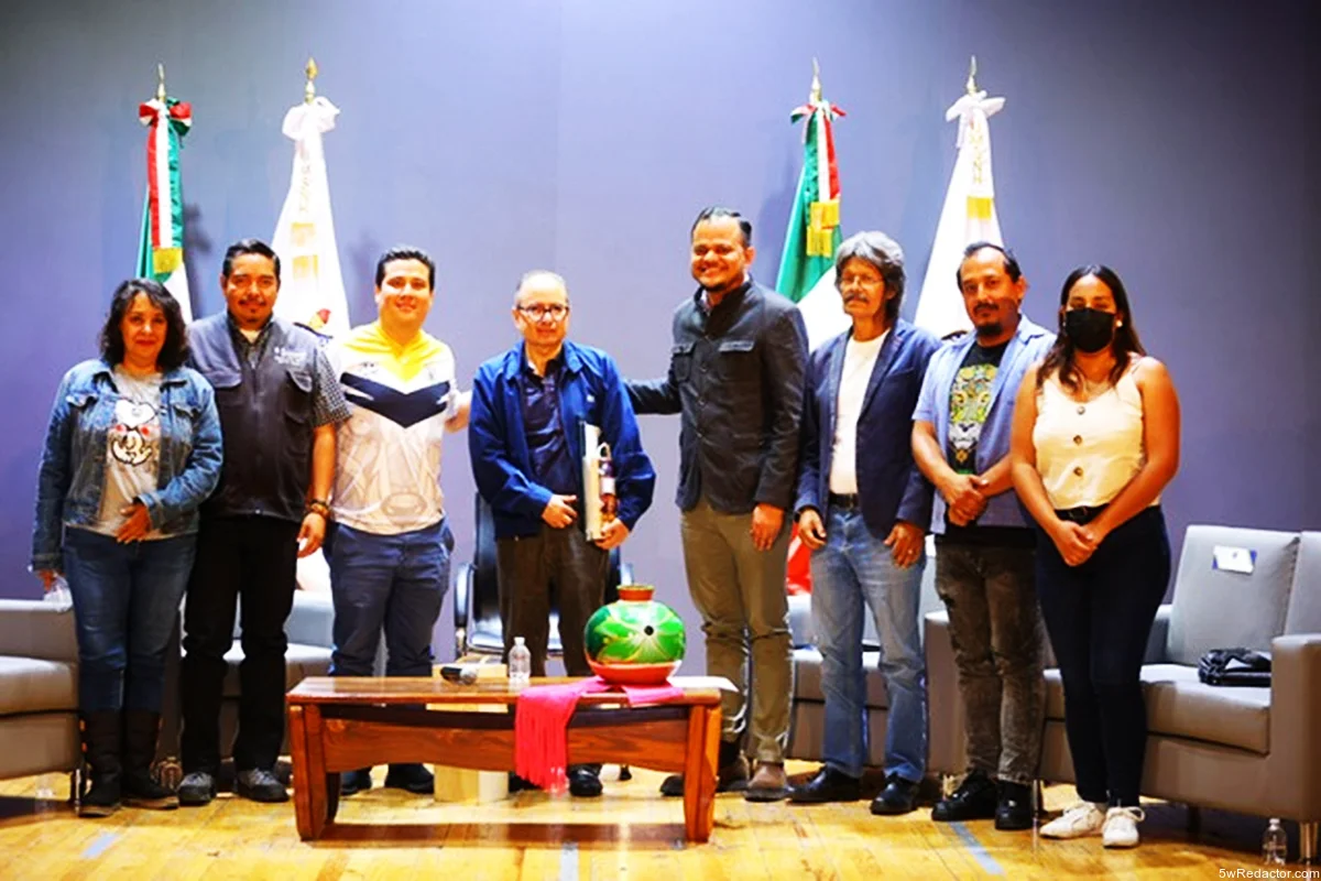 Imagen de periodistas y comunicadores participando activamente en el evento.