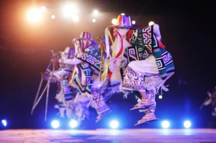Fotografía del escenario de la K’uínchekua, mostrando elementos culturales de Michoacán.