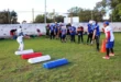 Fotografía de una sesión de entrenamiento con el entrenador Miguel Ángel Gonzales Saldaña supervisando a los niños.