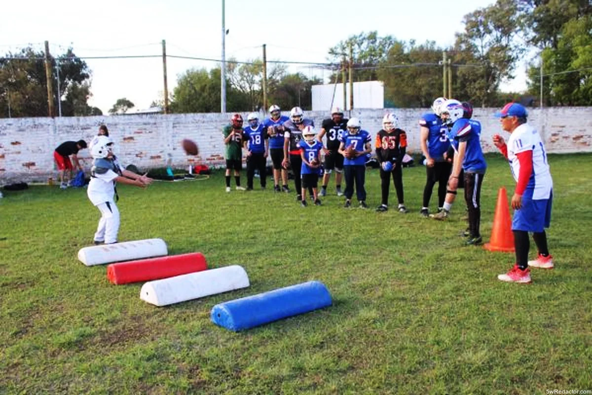 Fotografía de una sesión de entrenamiento con el entrenador Miguel Ángel Gonzales Saldaña supervisando a los niños.