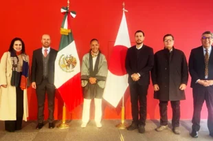 Imagen de empresarios michoacanos en el stand de Foodex.