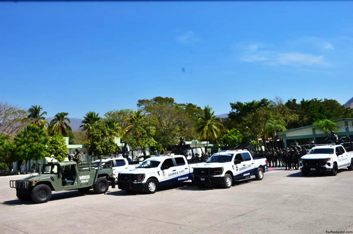 Fotografía de agentes de seguridad en operación en Apatzingán.