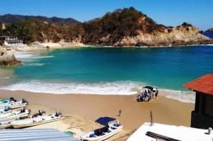 Vista panorámica de una playa limpia en la Costa Michoacana