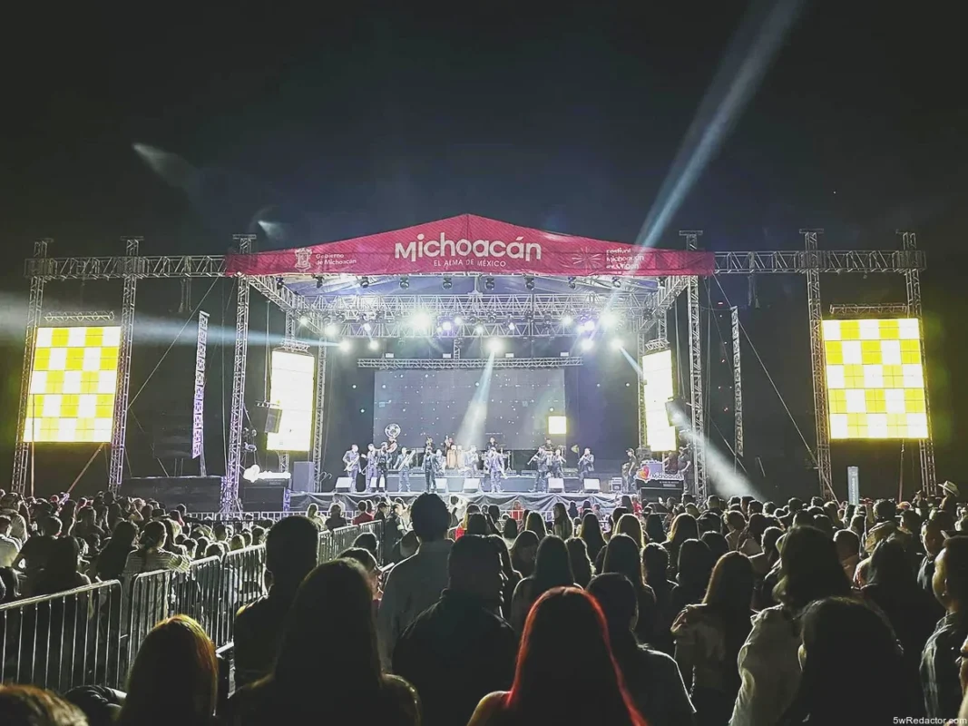 Escenario iluminado del jardín del Orquidario en concierto gratuito